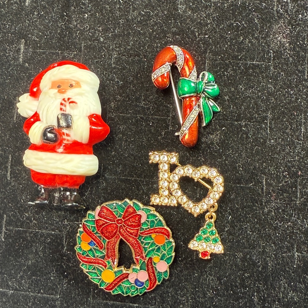 Bundle of VINTAGE CHRISTMAS WREATH Brooches‎